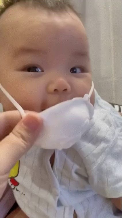 マスクの赤ちゃんの表情