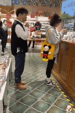 キャンディー舐めるミッキーマウス