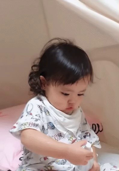 赤ちゃんがローションを塗る方法