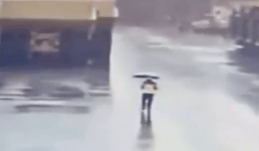 ●道端で雷に直撃された人、GIF