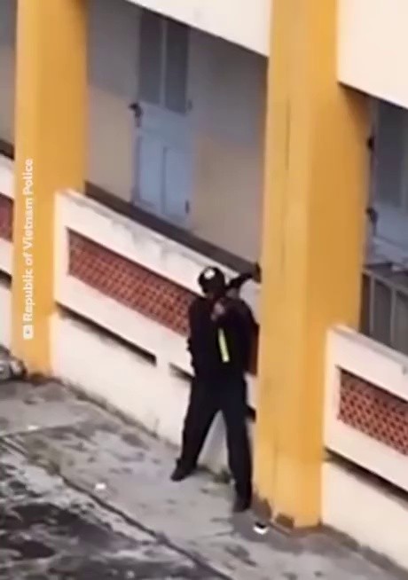ベトナム警察が建物に進入する方法gif