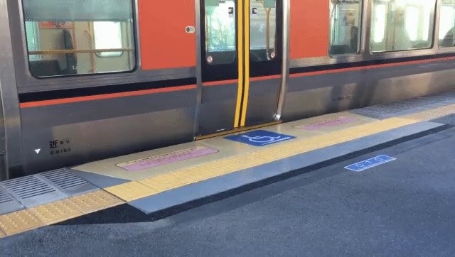 日本の電車のプラットホームに新しくできた障害者搭乗システム