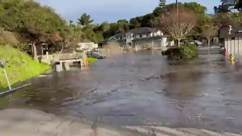SOUNDトンガ津波で雨もなく洪水しているカリフォルニアgif
