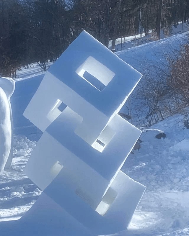 雪の彫刻作品.jpg