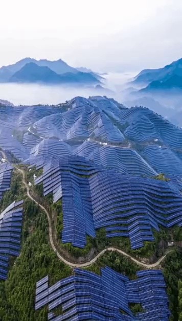 太陽光パネルで山を埋め尽くした中国