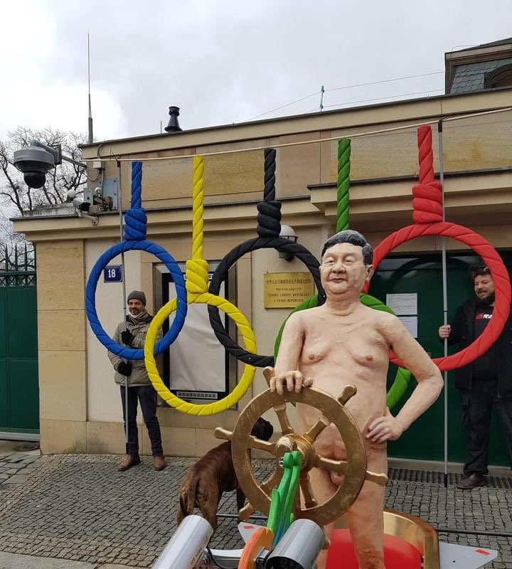 中国大使館の前に立てられたオリンピック展示物