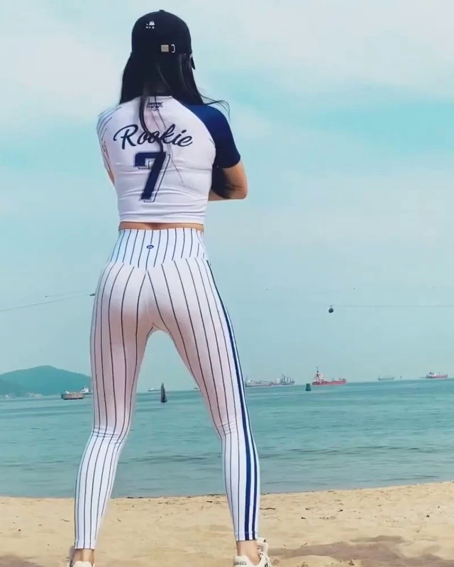 釜山の海辺で野球服レギンスを履いてスクワット