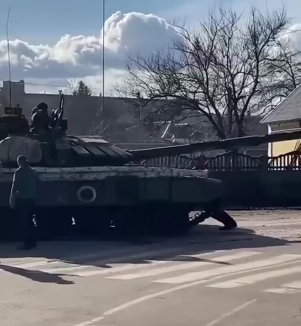 SOUNDウクライナの体でロシア戦車を阻止するウクライナ市民の姿