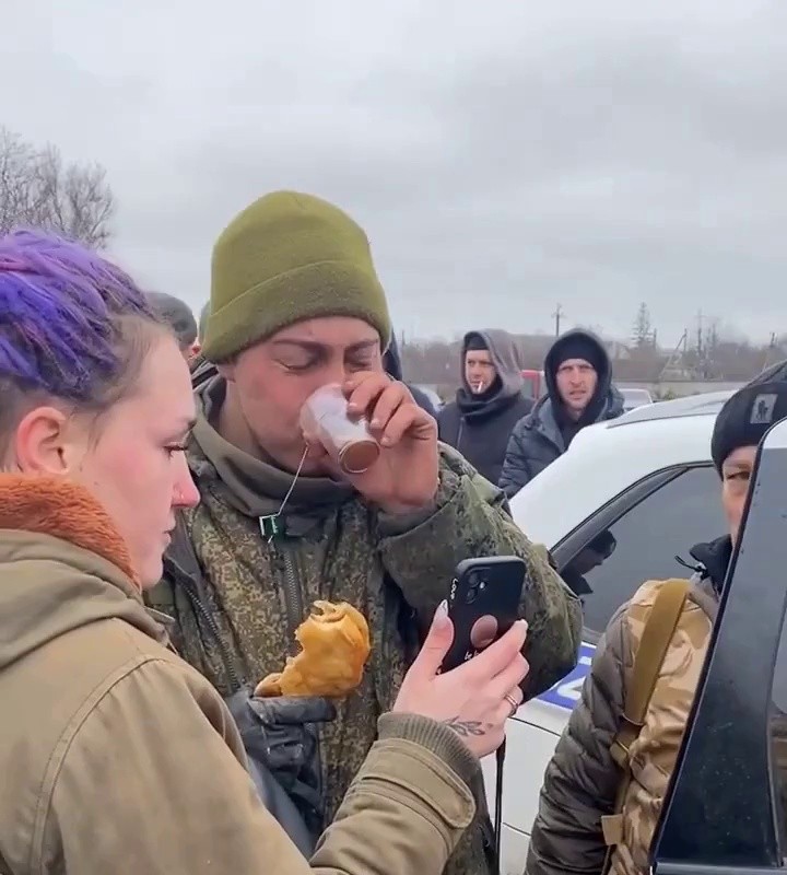 SOUND投降したロシア軍のお母さんとビデオ通話させてくれるウクライナの人々