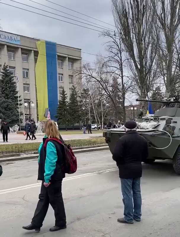 SOUND移動中のロシア装甲車に乗り込んだウクラインgif
