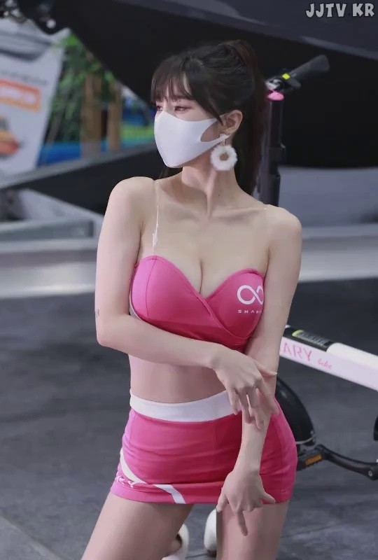 ピンク ツーピース レーシングモデル ソン·ジュア