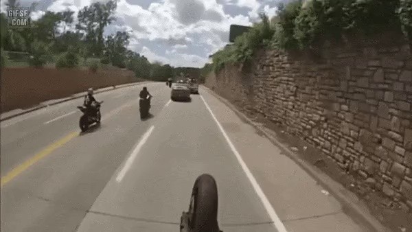 バイクでパトカーに轢かれる gif