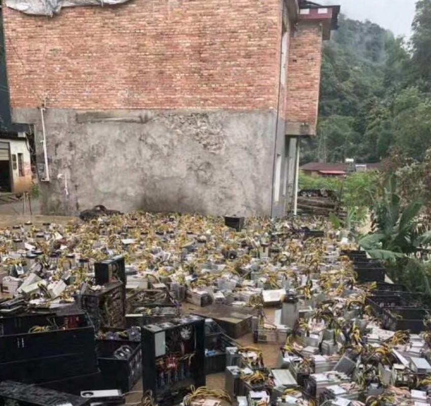 中国の洪水で鉱夫たちは溺死