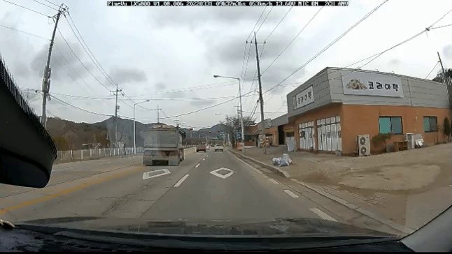 映像が赤信号になっても、 大型トラックの前に意味のない信号