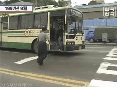 90年代の市内バスに乗る難易度gif