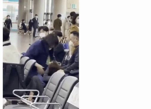 光州空港で不倫女性を殴る映像gif