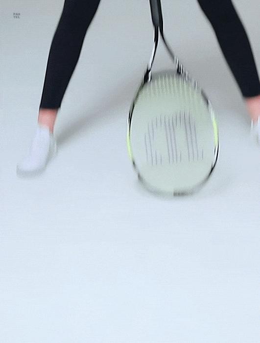 テニスラケットを持っているアン·ユジン。