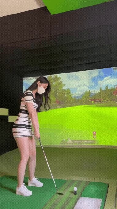 ゴルフをする妻子