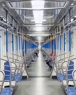 閑散とした地下鉄内部撮影gif
