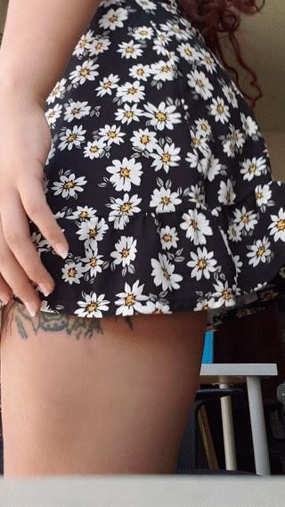 スカートの中で見せてくれる花柄ワンピース女