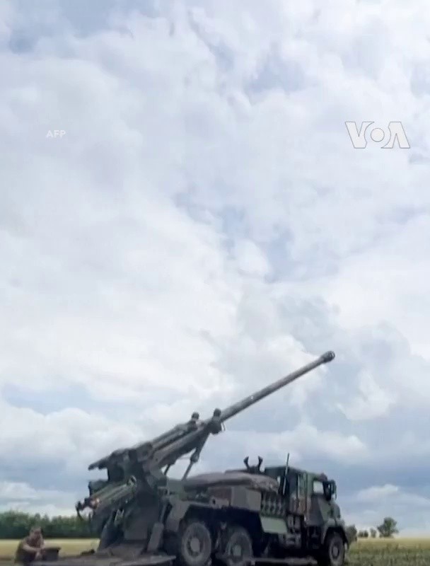 SOUNDウクライナ軍が実戦配備中のフランス製自走砲gif