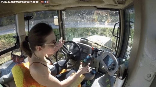 帰農女のトラクター運転実力