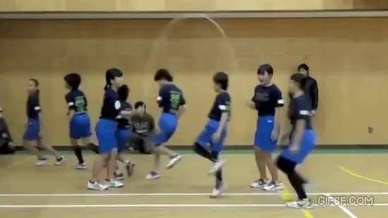 1分に225回団体縄跳びをした日本の女子学生たちGIF