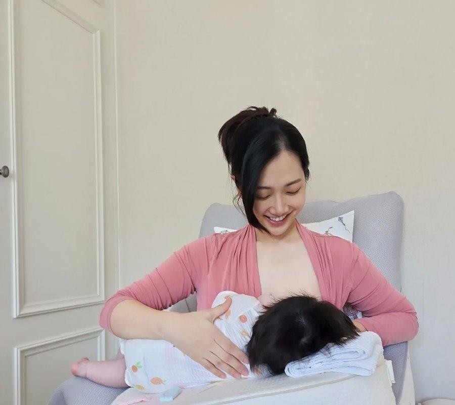 (SOUND)KBSアナウンサー出身のキム·ミンジョン母乳授乳の姿を公開jpg