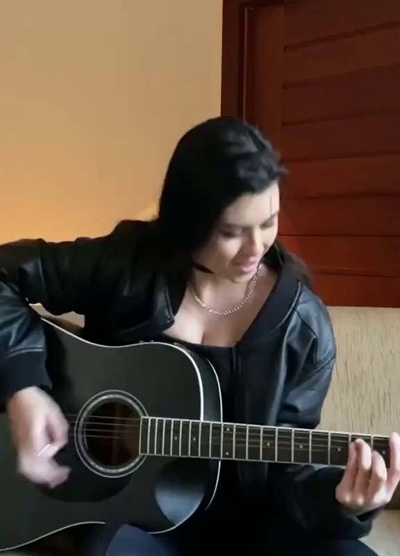 (SOUND)h、ギターを弾く実力がすごいブラジルのお姉さん。