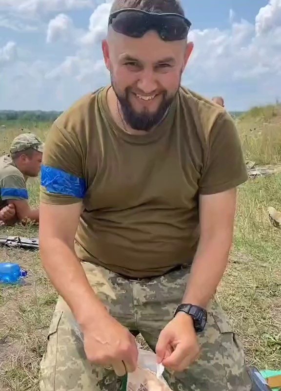 韓国の戦闘食糧を食べるウクライナ軍人