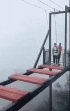 しびれる中国風雲橋体験gif