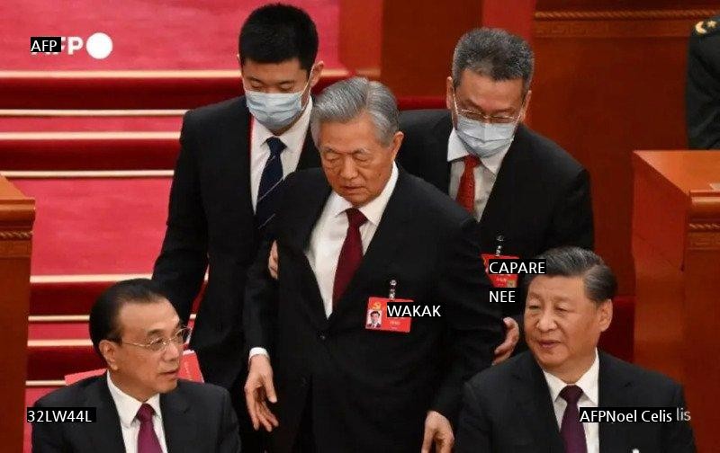 中国共産党大会中に引きずり出される胡錦濤国家主席