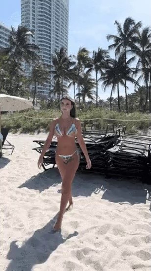 マイアミビーチを歩く西洋人女性
