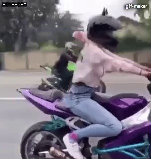 スキニージーンズをはいてバイクに乗るji gif