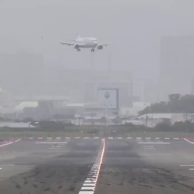 (SOUND)嵐の中の737機の着陸シーン