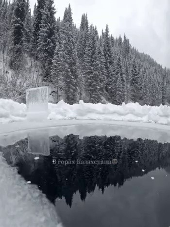 カザフスタンの冬の山の湖の内部