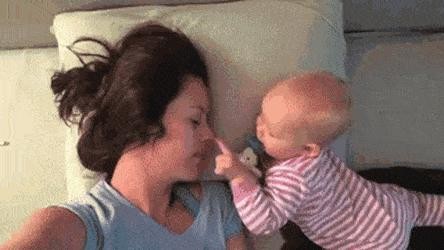 お母さんが寝たふりをすると赤ちゃんの反応