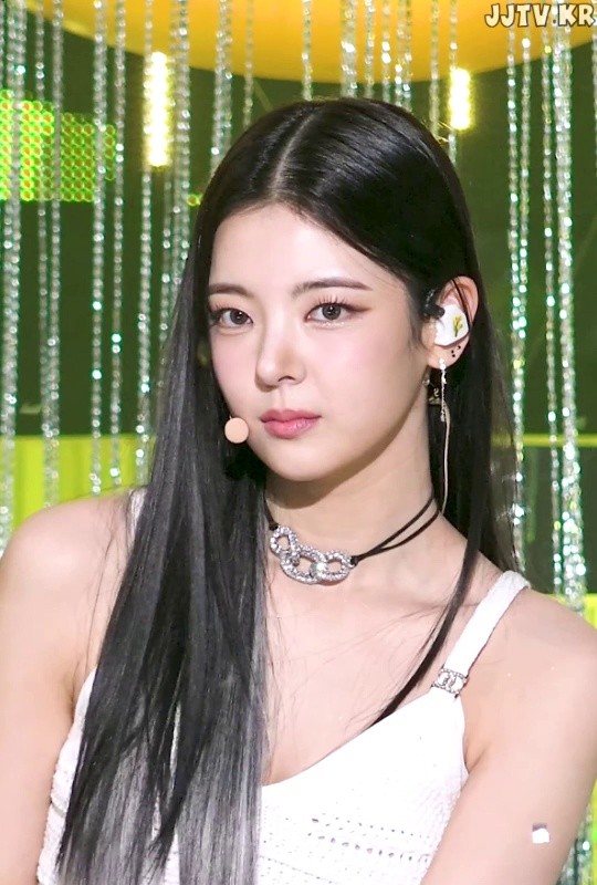 ITZY ホワイト ノースリーブ ワンピース ITZY リア