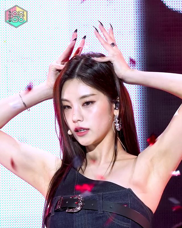 ITZY ブラックジーンズ ノースリーブ 脇腹 へそがあるよ、イェジ。