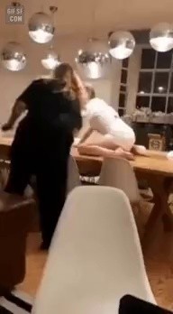 テーブルで踊る女性 gif