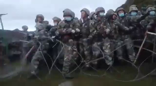(SOUND)中国軍とインド軍がヒマラヤ国境でレンガと木の棒を振り回して衝突