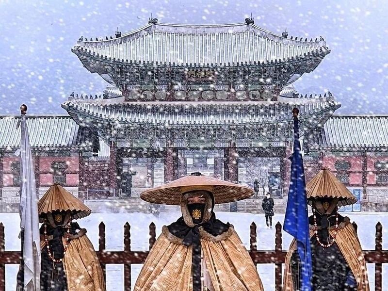 雪の降る日、景福宮の守門将。
