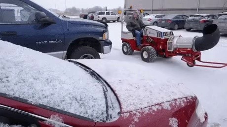 駐車した車両除雪車