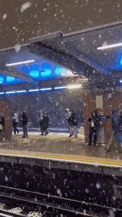 ロンドン地下鉄の駅で起きたけんか
