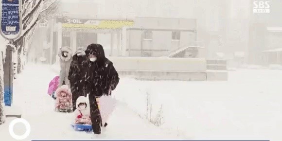 大雪の日 幼稚園児登園近況gif