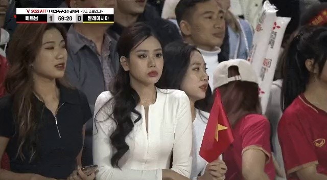 ベトナムvsマレーシア大会中にカメラに撮られた女性ファンたちgif
