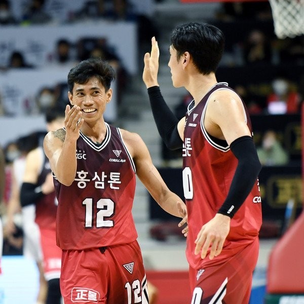 韓国バスケットボールを食いしばっているフィリピン人傭兵