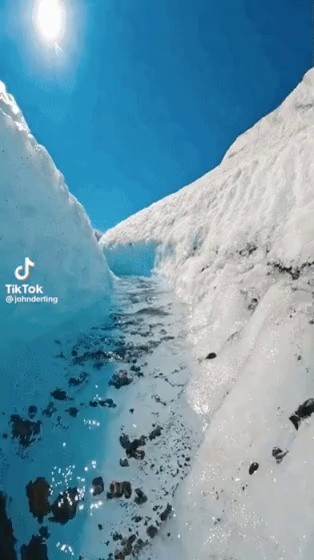 氷河が溶けてできた水路