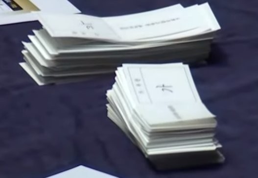 雪分量で投票用紙が積もっているのを見ると、可否が似ているように見えます。