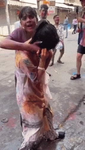 「痛いです」と叫ぶ日本人女性…インドの祭りでセクハラ映像